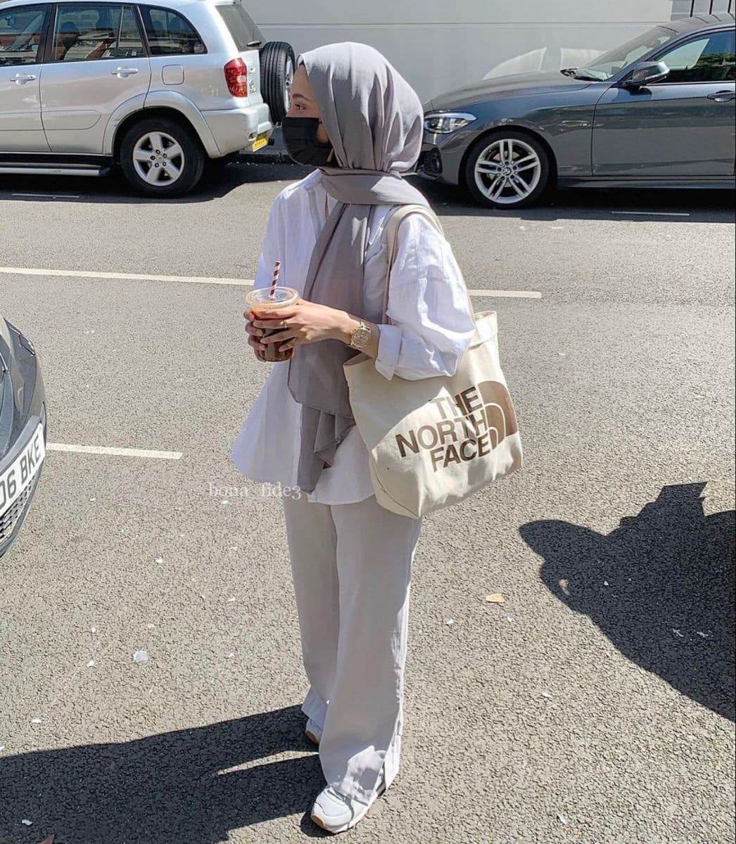 Tudung, Sneakers, Tote Bag: Uniform Gen Z Girl Malaysia Yang Diam-Diam Power